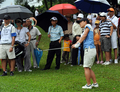 アプローチショットを放つアジア選抜の小俣奈三香。（2008年11月28日撮影）(c)AFP/ROSLAN RAHMAN
