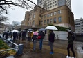 神奈川県相模原市の知的障害者施設で2016年に入所者19人が殺害された事件の初公判を傍聴するため、横浜地方裁判所前で待つ人々（2020年1月8日撮影）。(c)Kazuhiro NOGI / AFP