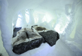 ベッドルースウェーデン北部ユッカスヤルビ（Jukkasjaervi）の「アイスホテル（Icehotel）」の客室（2009年1月8日撮影）。(c)AFP/OLIVIER MORIN