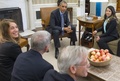 米ワシントンD.C.（Washington D.C.）ホワイトハウス（White House）の大統領執務室（Oval Office）で、エボラ出血熱から回復した看護師のニーナ・ファム（Nina Pham）さん（右）とその家族、医師らと面会するバラク・オバマ（Barack Obama）米大統領（右から2人目、2014年10月24日撮影）。(c)AFP/Saul LOEB