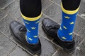 英国の首都ロンドンの下院近くで、欧州連合（EU）旗の柄のついた靴下を履いた人（2019年3月18日撮影）。(c)Niklas HALLE&apos;N / AFP