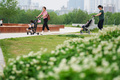 長沙市開福区馬欄山エリアの鴨嘴公園を散策する親子（2025年4月10日撮影）。(c)Xinhua News