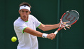テニス、ウィンブルドン選手権（The Championships Wimbledon 2013）は27日、男子シングルス2回戦が行われ、アルゼンチンのレオナルド・メイヤー（Leonardo Mayer）は6-7、4-6、2-6で大会第12シードの錦織圭（Kei Nishikori）に敗れた。

リターンを打つレオナルド・メイヤー（2013年6月27日撮影）。(c)AFP/CARL COURT