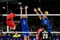パリ五輪、バレーボール男子準々決勝、イタリア対日本。スパイクを打つ高橋藍（左、2024年8月5日撮影）。(c)Miguel MEDINA / AFP