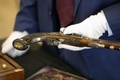 ナポレオン・ボナパルトが所有していた拳銃。仏パリで行われたオークションの内覧会で（2024年6月18日撮影）。(c)Geoffroy VAN DER HASSELT / AFP