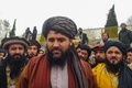 アフガニスタン東部パルワン州の州都チャリカルのサッカー場で、公開むち打ち刑を見守るイスラム主義組織タリバンの当局者（2022年12月8日撮影）。(c)AFP