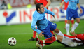 スライディングタックルを受けるオランダのラファエル・ファン・デル・ファールト（%%Rafael Van Der Vaart%%）。(c)AFP/JOE KLAMAR
