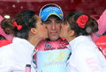 第96回ジロ・デ・イタリア（2013 Giro d&apos;Italia）、第20ステージ（シランドロからトレ・チーメ・ディ・ラヴァレード、210キロメートル）。表彰式で祝福のキスを受けるアスタナ（Astana）のヴィンセンツォ・ニバリ（Vincenzo Nibali、中央、2013年5月25日撮影）。(c)AFP/LUK BENIES