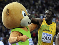 第12回世界陸上ベルリン大会（%%12th IAAF World Championships in Athletics Berlin%%）男子4×100メートルリレー決勝。ジャマイカが37秒31の大会新記録で優勝した。37秒62でトリニダード・トバゴが2位に、38秒02で英国が3位に入った。日本は38秒30で4位に入り、惜しくもメダル獲得を逃した。

　ウサイン・ボルト（%%Usain Bolt%%）は、第3走者としてジャマイカの金メダル獲得に貢献し、%%北京五輪%%に続き世界選手権でも短距離（100メートル、200メートル、4×100メートルリレー）3冠に輝いた。写真は優勝を果たし､大会公式マスコットのベルリーノ（Berlino）と喜ぶウサイン・ボルト（右）。（2009年8月22日撮影）(c)AFP/OLIVIER MORIN