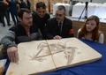 フランスからブラジルに返還された白亜紀の翼竜の化石を眺める古生物学者ら（2022年5月24日撮影）。(c) JEAN-FRANCOIS MONIER / AFP
