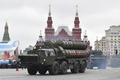 高性能地対空ミサイルシステム「S-400」。ロシアの首都モスクワで行われた戦勝記念日の軍事パレードで（2017年5月9日撮影）。(c)AFP/Natalia KOLESNIKOVA