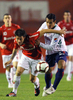 サッカーリベルタドーレス杯2010（Copa Libertadores de America 2010）は18日、決勝の第2戦がブラジルのポルトアレグレ（Porto Alegre）で行われ、インテルナシオナウ（Internacional、ブラジル）がCDグアダラハラ（Club Deportivo Guadalajara、メキシコ）を3-2で下し、2試合合計5-3で2度目の優勝を果たした。写真はCDグアダラハラのマリオ・デ・ルーナ（Mario Humberto De Luna Saucedo）と競り合うインテルナシオナウのラフェエル・ソビス（Rafael Sobis、左）。（2010年8月18日撮影）(c)AFP/JEFFERSON BERNARDES
