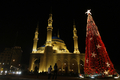 レバノン・ベイルート（Beirut）中心部のMohammed al-Amineモスク前に立てられた巨大クリスマスツリー（2008年12月11日撮影）。(c)AFP/JOSEPH BARRAK