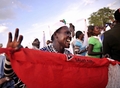スーダン南部ジュバ（Juba）で行われた政治集会でダンスを踊るスーダン人民解放運動（SPLM）の指導者でもあるサルバ・キール・マヤルディ（Salva Kiir Mayardit）スーダン第1副大統領兼スーダン南部自治政府大統領（2010年4月9日撮影）。(c)AFP/ROBERTO SCHMIDT