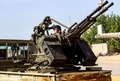 リビアの首都トリポリ南東郊アインザラ地区で、有力軍事組織「リビア国民軍」と衝突する統一政府派の戦闘員（2019年4月10日撮影）。(c)Mahmud TURKIA / AFP