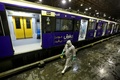 イラン・テヘランで、新型コロナウイルスの感染拡大阻止のため地下鉄の電車内を清掃する市職員（2020年2月26日撮影）。(c)ATTA KENARE / AFP