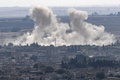 シリアのラスアルアインから立ち上る煙。トルコ側の国境の町シャンルウルファから撮影（2019年10月15日撮影）。 (c)Ozan KOSE / AFP