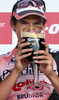 ビールグラスを掲げ優勝を喜ぶヴァンアフェルマート。(c)AFP/JENS-ULRICH KOCH