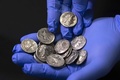 ユダヤ砂漠にあるムラバアト洞窟の発掘現場で見つかった15枚の銀貨。出土した筒の中に入っていた（2022年12月13日撮影）。(c)MENAHEM KAHANA / AFP