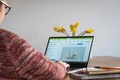 ドメスティックバイオレンス（DV）被害者を支援するウェブページとサイト運営者のクリシア・パスコさん。ポーランド・ワルシャワの自宅で（2021年2月23日撮影）。(c)Wojtek RADWANSKI / AFP