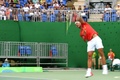 リオデジャネイロ五輪、テニス男子シングルス1回戦。サーブを打つラファエル・ナダル（2016年8月7日撮影）。(c)AFP/Martin BERNETTI