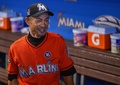 17MLB、ピッツバーグ・パイレーツ対マイアミ・マーリンズ。試合前に笑顔を見せるマイアミ・マーリンズのイチロー（2017年4月30日撮影）。(c)AFP/Getty Images/Mark Brown