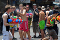 タイの首都バンコク（Bangkok）で12日、翌日から始まるタイ正月ソンクラーン（Songkran）を前に、通行人らが互いに水を掛け合って新年を祝う水かけ祭り「ソンクラーン・フェスティバル（Songkran Festival）」が開催された。

写真は、旅行者でにぎわうカオサン（Khao San）通りで、祭りに参加する外国人観光客ら（2012年4月12日撮影）。(c)AFP/PORNCHAI KITTIWONGSAKUL