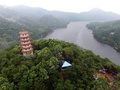 中国中部・湖南省長沙の景勝地、石燕湖にあるガラス張りの公衆トイレ（青い屋根の建物、2016年9月29日撮影）。(c)AFP