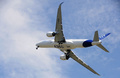 仏南西部トゥールーズ（Toulouse）で、試験飛行中の欧州航空機大手エアバス（Airbus）の次世代旅客機「A350」（2013年6月14日撮影）。(c)AFP/ERIC CABANIS