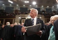 米首都ワシントンの連邦議会での演説後にサインをするドナルド・トランプ米大統領（2017年2月28日撮影）。(c)AFP/JIM LO SCALZO