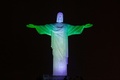 ブラジル・リオデジャネイロ（Rio de Janeiro）のコルコバード（Corcovado）の丘に立つ、ナイジェリアの国旗の色に染め上げられた巨大なキリスト像（Christ the Redeemer、2014年6月11日撮影）。(c)AFP/YASUYOSHI CHIBA