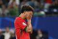 サッカー欧州選手権準々決勝、ポルトガル対フランス。PK戦でシュートをミスし、顔を覆うポルトガルのジョアン・フェリックス（2024年7月5日撮影）。(c)JAVIER SORIANO / AFP