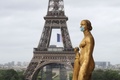 マスクを着けられた仏首都パリ・トロカデロ広場の像（2020年5月11日撮影）。(c)Ludovic MARIN / AFP