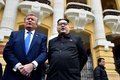 ベトナム・ハノイにあるオペラハウスに姿をみせたドナルド・トランプ米大統領のそっくりさんと金正恩（キム・ジョンウン）朝鮮労働党委員長のそっくりさんのハワードXさん（2019年2月22日撮影）。(c)AFP/Manan VATSYAYANA