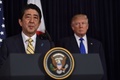 米フロリダ州パームビーチのリゾート施設「マーアーラゴ・クラブ」で共同記者会見に臨む安倍晋三首相（左）とドナルド・トランプ大統領（2017年2月11日撮影）。(c)AFP/Nicholas Kamm