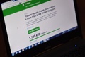 パソコンの画面に表示された、ドナルド・トランプ米大統領の英国への公式訪問を中止するよう求める英議会のオンライン請願サイト。英ブレンチリーにて（2017年1月30日撮影）。(c)AFP/BEN STANSALL