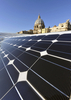 バチカン市国の「パウロ6世（Paul VI）ホール」の屋根に設置された太陽光発電パネル（2008年11月26日撮影）。(c)AFP/ANDREAS SOLARO
