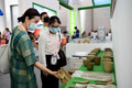 わら製の食器を見学する来場者（2022年8月19日撮影）。(c)Xinhua News