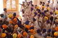 インド北部アムリツァル（Amritsar）にあるシーク教の総本山「黄金寺院（Golden Temple）」で、にらみ合うシーク教徒たち（2014年6月6日撮影）。(c)AFP/NARINDER NANU
