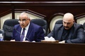 イラクの首都バグダッドで、臨時招集された議会に出席するアデル・アブドルマハディ暫定首相（左、2020年1月5日撮影）。(c)AFP PHOTO / HO / IRAQI PRIME MINISTER&apos;S PRESS OFFICE