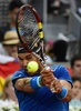 テニス、マドリード・オープン（Mutua Madrid Open 2014）男子シングルス決勝。リターンを打つラファエル・ナダル（Rafael Nadal、2014年5月11日撮影）。(c)AFP/PIERRE-PHILIPPE MARCOU
