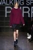 米ニューヨーク市内で発表された「DKNY」15/16年秋冬コレクション（2015年2月15日撮影）。(c)AFP/Getty Images/Neilson Barnard