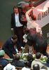 フランス・パリ（Paris）のローラン・ギャロス・スタジアム（Stade Roland Garros）で9日に行われた全仏オープンテニス（French Open 2013）決勝で、上半身裸で白いマスク姿の男が、火のついた発煙筒を片手に試合中のコートに乱入する騒ぎがあった。試合は、ラファエル・ナダル（Rafael Nadal）選手とダビド・フェレール（David Ferrer）選手の一戦で、侵入者はナダル選手から数メートルの所まで迫った。男は胸部に「子供たちの権利」と英語で書き、同性婚合法化に抗議した。

男は第2セットの最中に観客席からコートへと飛び降り、火のついた発煙筒を振りかざしてナダル選手に向かっていったが、直前で警備員に取り押さえられた。この騒ぎの少し前には、観客席最上段の2人が同性婚に反対して横断幕を手に抗議のスローガンを叫ぶ一幕もあった。

ナダル選手は試合後、男を目にした瞬間について「最初は怖いと感じた」と告白している。また警備員の対応については「とても勇敢で素晴らしかった」とたたえた。(c)AFP/MARTIN BUREAU