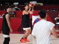 東京五輪開幕を控え、さいたまスーパーアリーナでトレーニングに臨むバスケットボール男子日本代表の張本天傑（中央、2021年7月22日撮影）。(c)Thomas COEX / AFP
