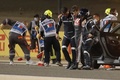 20F1第15戦バーレーンGP決勝。クラッシュを起こし、スタッフに支えられて現場を離れるハースのロマン・グロージャン（手前右から2人目、2020年11月29日撮影）。(c)HAMAD I MOHAMMED / POOL/ AFP