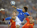 サッカー国際親善大会キリンカップ2009、日本対ベルギー。ベルギーの選手とボールを競る大久保嘉人（2009年5月31日撮影）。(c)AFP/TORU YAMANAKA