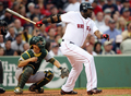 09MLB、ボストン・レッドソックス（%%Boston Red Sox%%）対オークランド・アスレチックス（%%Oakland Athletics%%）。試合はレッドソックスが5-2で勝利した。写真は2回、二塁打を放つレッドソックスのデビッド・オーティス（%%David Ortiz%%）。（2009年7月7日撮影）(c)AFP/Getty Images/Elsa