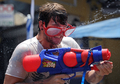 タイの首都バンコク（Bangkok）で12日、翌日から始まるタイ正月ソンクラーン（Songkran）を前に、通行人らが互いに水を掛け合って新年を祝う水かけ祭り「ソンクラーン・フェスティバル（Songkran Festival）」が開催された。

写真は、旅行者でにぎわうカオサン（Khao San）通りで、祭りに参加する外国人観光客（2012年4月12日撮影）。(c)AFP/PORNCHAI KITTIWONGSAKUL