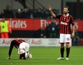 イタリア・ミラノ（Milan）のサン・シーロ・スタジアム（San Siro Stadium）で行われた09-10イタリア・セリエA第28節のキエーボ・ベローナ戦で、左足首を痛めて倒れこむACミラン（AC Milan）のデビッド・ベッカム（David Beckham、左）。（2010年3月14日撮影）(c)AFP/FABRIZIO FORTE