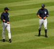 試合前のウォーミングアップで言葉を交わすデレク・ジーター（%%Derek Jeter%%）とヤンキースのアレックス・ロドリゲス（右）。(c)AFP/Getty Images/Eliot J. Schechter